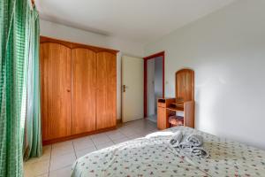 Schlafzimmer mit einem Bett und einem Holzschrank in der Unterkunft Haus Manda - Wohnung 6 in Ražanac