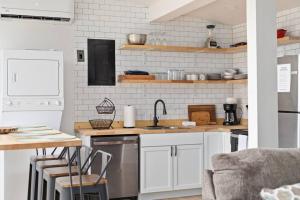 Η κουζίνα ή μικρή κουζίνα στο Lazy Lake 3BR Cabin w/ Mtn Views + Hot Tub +Wi-Fi