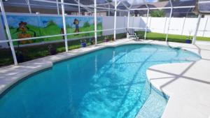 una gran piscina azul frente a un edificio en Mickey Funhouse, Pool, Fenced , Pets, Games, en Orlando