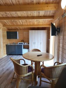 - une cuisine avec une table et des chaises dans la chambre dans l'établissement Siodemkacamp Karwia, à Karwia