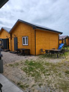 - un bâtiment avec une table de pique-nique et une aire de jeux dans l'établissement Siodemkacamp Karwia, à Karwia