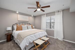 布兰森Hadley's Place at Pointe Royale, Pristine 2 Bed 2 Bath Condo的带床和吊扇的卧室