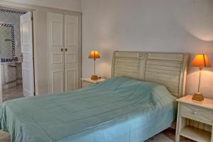 1 dormitorio con 1 cama y 2 lámparas en las mesas en Villa V2 Duplex - Vilamoura Tennis, en Quarteira