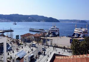 un grupo de barcos están atracados en un puerto en Parion House Hotel en Çanakkale