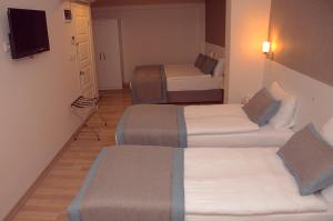 TV a/nebo společenská místnost v ubytování ParionHouse Hotel