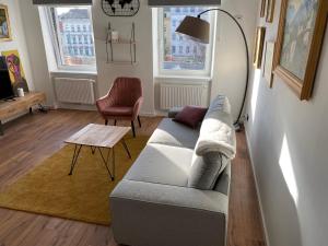 a living room with a couch and a table at 2 Zimmer Wohnung AKH und Volksoper Nähe in Vienna