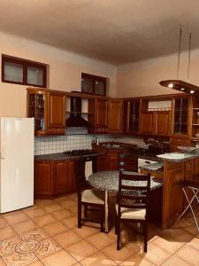 cocina con mesa y nevera blanca en soukromý apartmán Přemysl, en Nymburk