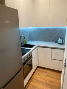 a small kitchen with a sink and a stove at 2 Zimmer Wohnung AKH und Volksoper Nähe in Vienna