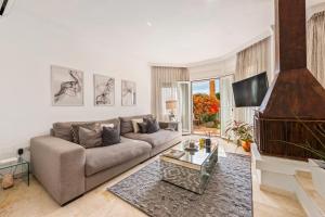 Telewizja i/lub zestaw kina domowego w obiekcie Cozy Townhouse Selwo