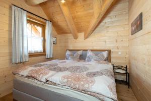Rúm í herbergi á Biochalet Haus 1