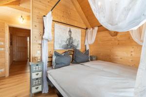 Rúm í herbergi á Biochalet Haus 1