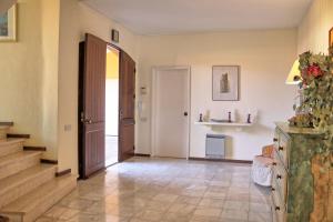 um corredor com uma porta e escadas numa casa em Casa da Palmeira, pool & soccer pitch em Vilamoura