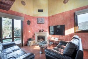 ein Wohnzimmer mit 2 Ledersofas und einem TV in der Unterkunft Luxury Valdeorras in Valdegodos