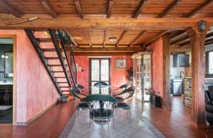 a dining room with a table and chairs at Luxury Valdeorras in Valdegodos