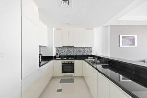 StoneTree - Paramount Tower Hotel&Residences 2 BR - Amazing View 주방 또는 간이 주방