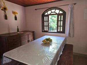 - une cuisine avec une table et un bol de fruits dans l'établissement LarDoceFesta Home, à Pedra Azul