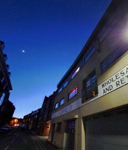 un edificio con un cartel en el costado en cool room in shared house en York