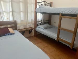 a room with two bunk beds and a ladder at Cómoda Cabaña en Buena Vista -Santa Cruz in Buena Vista