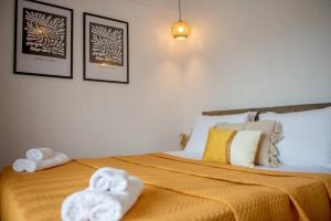 Μοντέρνο διαμέρισμα ALMYRA في آغيوس نيكولاوس: غرفة نوم عليها سرير وفوط