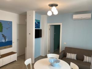 sala de estar con sofá y mesa en Casa Made' Luxury and Exclusive home in Polignano a Mare en Polignano a Mare