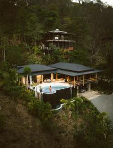 eine Luftaufnahme eines Hauses mit Swimmingpool in der Unterkunft SELVA RESORT Ocean View Luxury Villas in Playa Santa Teresa