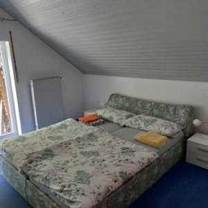 ein Schlafzimmer mit einem Bett und einem Sofa in der Unterkunft Wohnung mit Weitblick in Neustadt an der Weinstraße