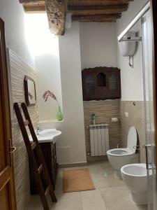 bagno con servizi igienici e lavandino di Villa with pool Trasimeno a Panicale