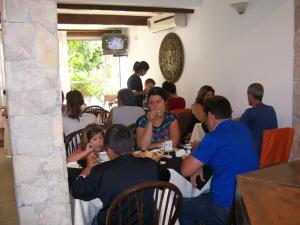 Gæster der bor på Dino´s Hotel + 48 billeder