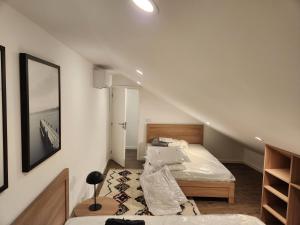- une petite chambre avec 2 lits et un escalier dans l'établissement Loios Studios and Apartments, à Lisbonne