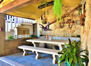 A Casa das Barreiras في Meis: مقعد في غرفة بجدار حجري