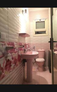 een badkamer met een wastafel en een toilet bij ستانلي اسكندريه in Alexandrië
