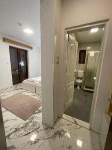 Koupelna v ubytování Hotel Galia + 37 fotografií