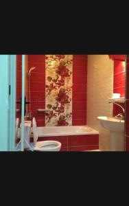 een badkamer met 2 toiletten, een bad en een wastafel bij ستانلي اسكندريه in Alexandrië
