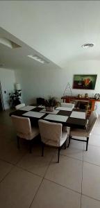jadalnia ze stołem i krzesłami w obiekcie Arístides Lodge w mieście Mendoza