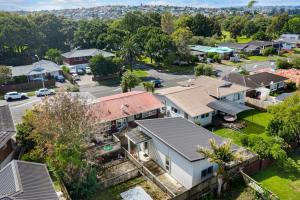 uma vista aérea de uma pequena cidade com casas em Cascade Cottage with Parking and Wi-Fi em Auckland