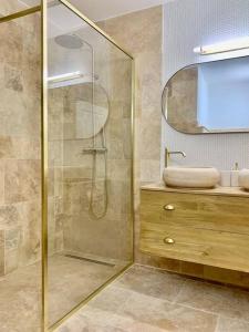 a bathroom with a shower and a sink at La Reposée, bas de villa en plein cœur de Vence in Vence