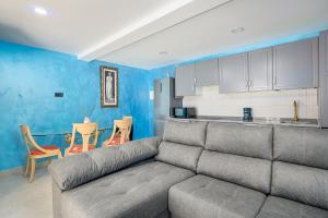 uma sala de estar com um sofá e uma cozinha em Luxury Barco de Valdeorras em Vegamolinos