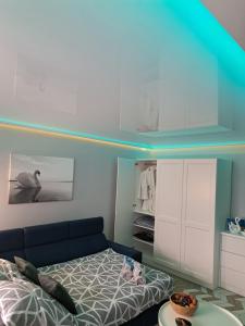 1 dormitorio con 1 cama y techo azul en Apartament Augustów SWAN en Augustów