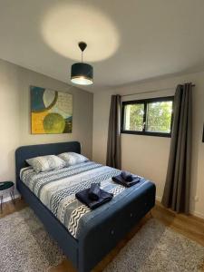 Postel nebo postele na pokoji v ubytování Logement entier avec jacuzzi en provence