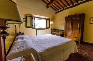 Un dormitorio con una cama grande y una ventana en Agriturismo La Castellina, en Fucecchio