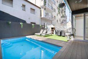 una piscina en un patio trasero con un edificio en Luxury Barco de Valdeorras en Vegamolinos