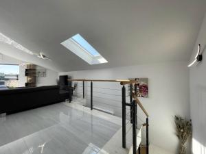 梅杜林Apartman Moonlight Medulin的客厅设有天窗,天花板上设有天窗。