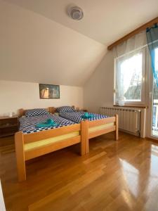 スモーヤナクにあるPLITVICE OAZA MIRAのベッドルーム1室(木製ベッド1台付)