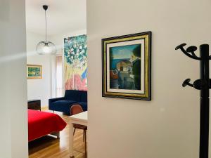 薩雷諾的住宿－ConteMax ArtHouse，客厅墙上有绘画作品