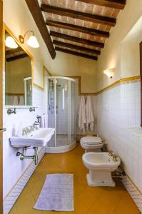 een badkamer met 2 wastafels, een toilet en een douche bij Agriturismo La Castellina in Fucecchio