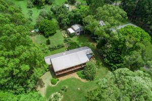 uma vista aérea de uma grande casa na floresta em Hinterland family getaway em Maleny