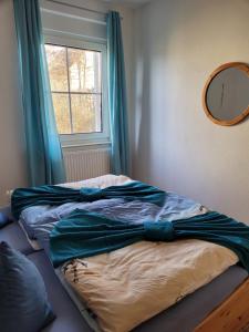 1 cama en un dormitorio con ventana en Ostseefunkeln, en Breege