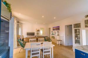 a kitchen and living room with a table and chairs at Chalet individual en el Rompido urb Urverosa in El Rompido