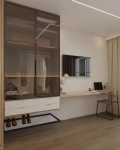 聖保羅的住宿－Moov 1417 Studio Mooca，一张大玻璃柜,放在带书桌的房间