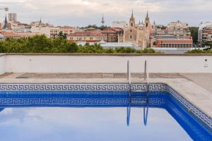 una piscina con vistas a la ciudad en Museo del Prado I - Estancias Temporales en Madrid